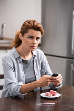 üzgün kadın tabak ve tatlı tatlı yakın kameraya bakarak 