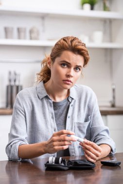 kan lancet tutan güzel kadının seçici odak 