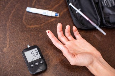 kan lancet yakın parmak kan damlası ile kadının üst görünümü 