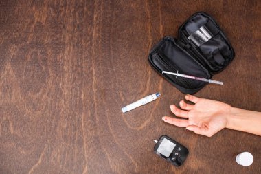 masada kan lancet yakın parmak kan damlası ile kadının üst görünümü