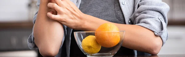 Πανοραμικό Σφηνάκι Γυναίκα Που Ξύνεται Χέρι Κοντά Γυάλινο Μπολ Φρούτα — Φωτογραφία Αρχείου