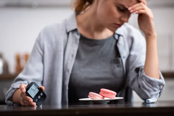 Selectieve Focus Van Boos Vrouw Met Zoete Allergie Zitten Buurt — Stockfoto