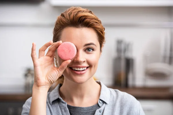 Femme Heureuse Couvrant Oeil Avec Macaron Doux — Photo