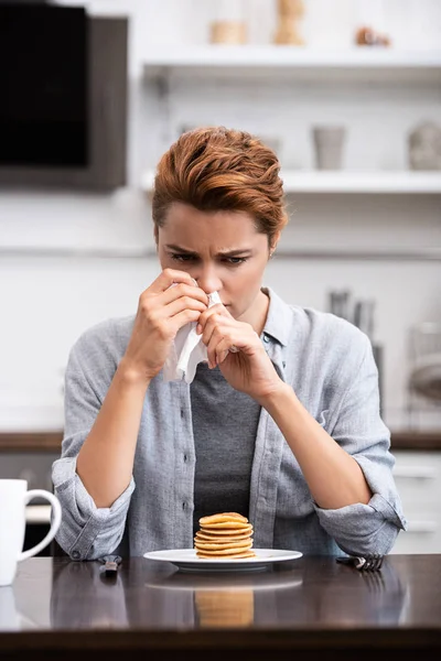 Mujer Enferma Estornudando Servilleta Cerca Panqueques Casa — Foto de Stock