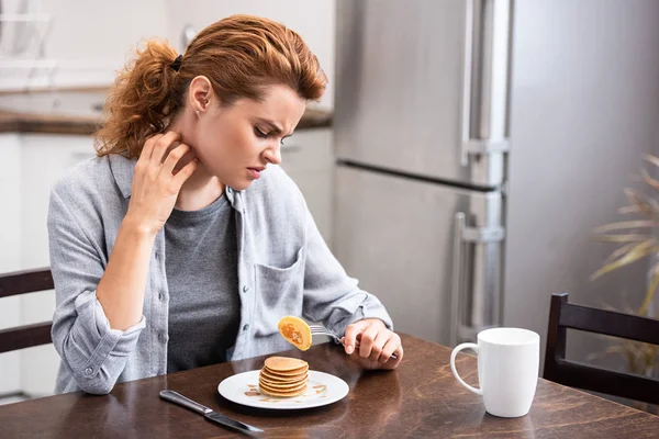 Atractiva Mujer Con Alergia Rascarse Cuello Mientras Sostiene Tenedor Con — Foto de Stock