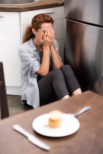 Selective Focus Woman Sitting Floor Covering Face — Stock Photo, Image