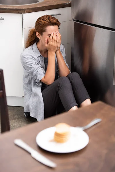 Enfoque Selectivo Mujer Sentada Suelo Cubriendo Cara —  Fotos de Stock