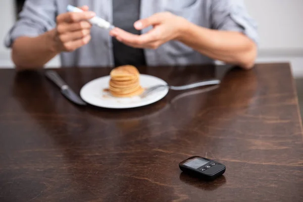 Bijgesneden Beeld Van Vrouw Met Diabetes Bloedtesten Buurt Van Glucose — Stockfoto