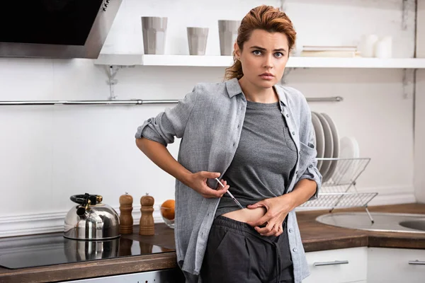 Attraente Donna Piedi Cucina Fare Iniezione Con Siringa — Foto Stock