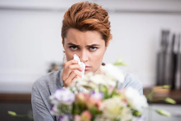 Селективное Внимание Больной Женщины Аллергией Пыльцу Держащей Ткань Рядом Цветами — стоковое фото