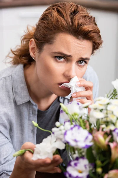 Selektiv Fokus Syg Kvinde Med Pollen Allergi Holder Væv Rørende - Stock-foto