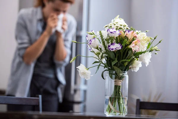 Selective Focus Flowers Vase Woman Sneezing Tissue — Stock Photo, Image