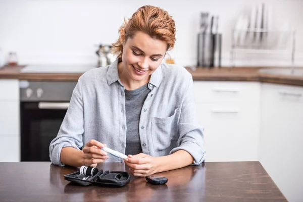 Aantrekkelijke Vrolijke Vrouw Die Naar Bloed Lancet Kijkt — Stockfoto