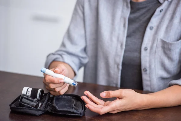 Ausgeschnittene Ansicht Einer Frau Mit Blutlanze Der Hand — Stockfoto