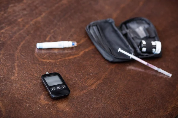 桌上血糖监测仪靠近血刀的选择性焦点 — 图库照片