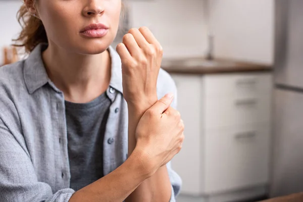 Bijgesneden Beeld Van Vrouw Aanraken Van Hand Thuis — Stockfoto