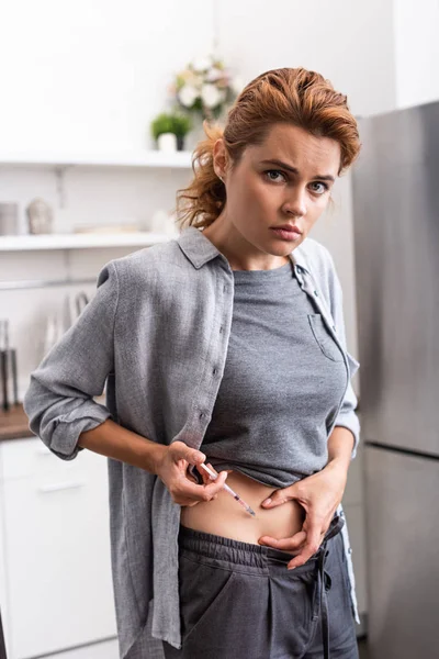 Verärgerte Und Attraktive Frau Steht Und Spritzt Mit Spritze — Stockfoto