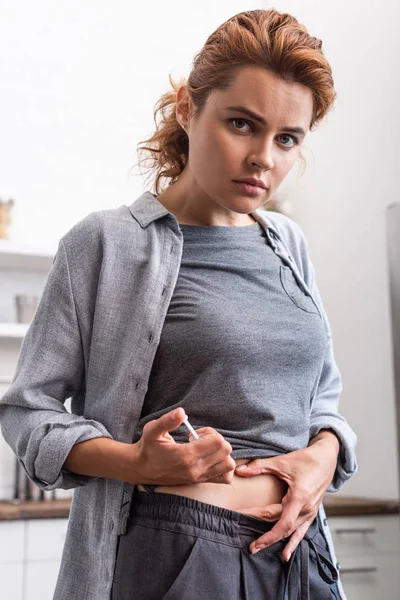 Attraktive Frau Steht Und Spritzt Mit Spritze — Stockfoto