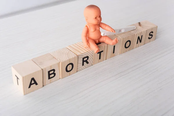 Baby Doll Pobliżu Testu Ciążowego Drewnianych Kostek Napisem Drewnianym Stole — Zdjęcie stockowe