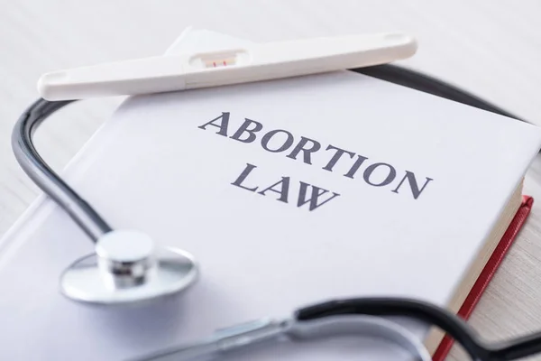 Enfoque Selectivo Prueba Embarazo Libro Con Letras Ley Aborto Cerca — Foto de Stock