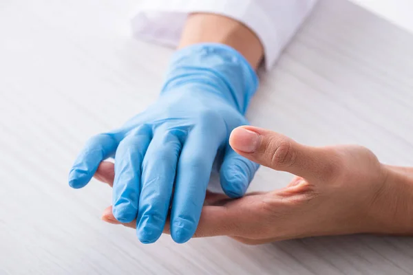 Vista Ritagliata Del Medico Con Guanto Lattice Portata Mano — Foto Stock