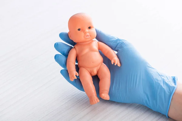 Vista Cortada Médico Segurando Boneca Bebê — Fotografia de Stock