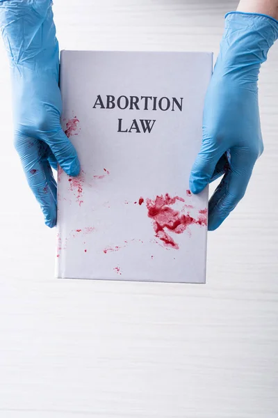 Felülnézet Orvos Latex Kesztyű Holding Könyv Abortuszt Törvény Betűk — Stock Fotó