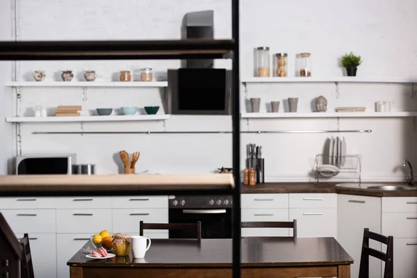 Selectieve Focus Van Smakelijk Dessert Buurt Van Bowl Met Fruit — Stockfoto