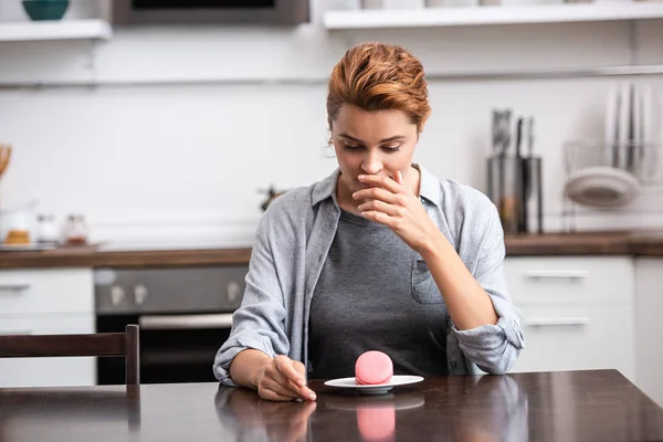 Attraktive Frau Die Den Mund Bedeckt Während Sie Leckeres Dessert — Stockfoto