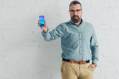 blok ekranlı akıllı telefonu cepte el iyle yakışıklı işadamı