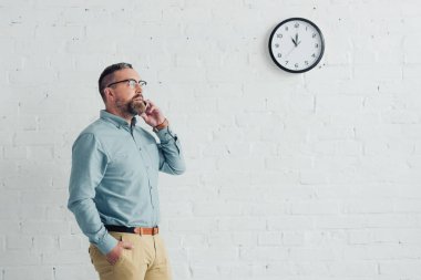 yakışıklı işadamı cepte akıllı telefon konuşuyor el ile 