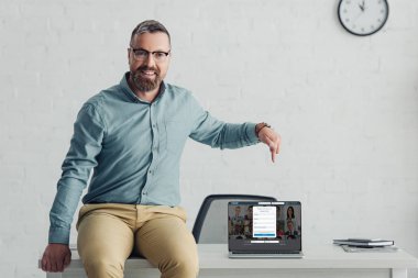 Kiev, Ukrayna - 27 Ağustos 2019: linkedin web sitesi ile dizüstü bilgisayar parmak ile işaret gömlek yakışıklı işadamı 