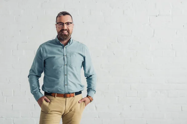 Hombre Negocios Guapo Sonriente Con Las Manos Los Bolsillos — Foto de Stock