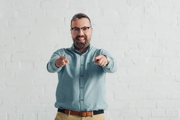 Bonito Sorridente Empresário Camisa Apontando Com Dedo — Fotografia de Stock