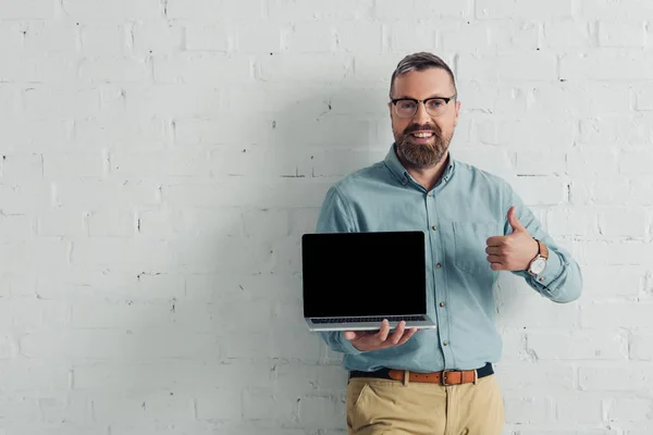 Przystojny Uśmiechnięty Biznesmen Pokazując Kciuka Górę Trzymając Laptopa Kopią Przestrzeni — Zdjęcie stockowe