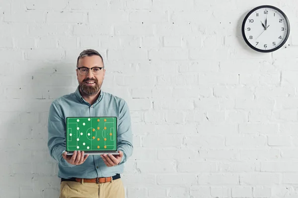 Guapo Sonriente Hombre Negocios Sosteniendo Portátil Con Sitio Web Fútbol — Foto de Stock