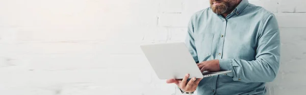 Visão Cortada Homem Negócios Camisa Segurando Laptop Escritório — Fotografia de Stock