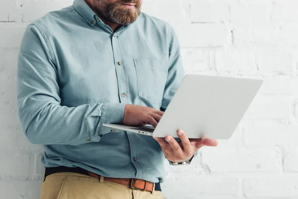 Cropped View Businessman Shirt Holding Laptop Office — Stock Photo, Image