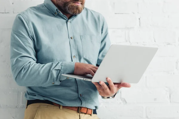 Visão Cortada Homem Negócios Camisa Segurando Laptop Escritório — Fotografia de Stock