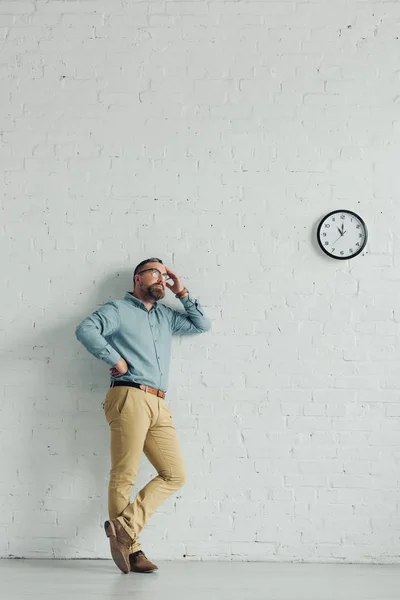 Hombre Negocios Pensativo Camisa Gafas Mirando Hacia Otro Lado Oficina —  Fotos de Stock