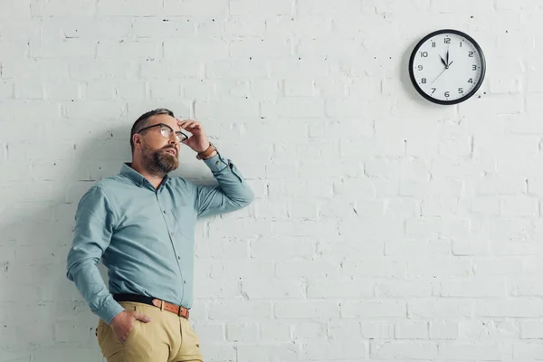 Hombre Negocios Pensativo Camisa Gafas Mirando Hacia Otro Lado Oficina — Foto de Stock