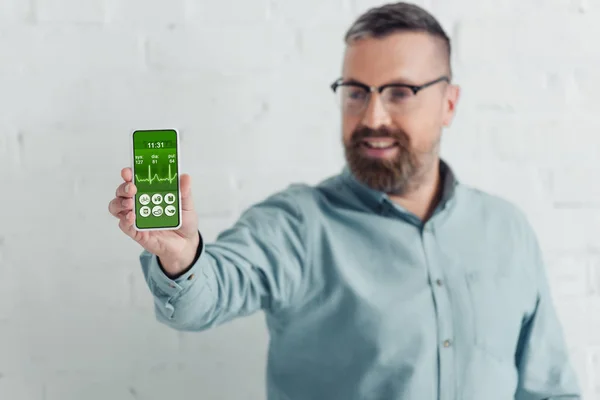 Selective Focus Handsome Man Holding Smartphone Health App — Stock Photo, Image