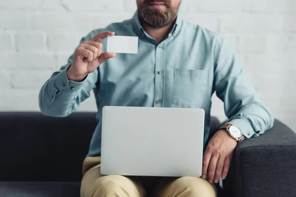 Vista Cortada Homem Negócios Camisa Segurando Cartão Branco Laptop — Fotografia de Stock