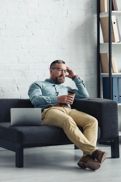 Knappe Zakenman Houdt Papier Beker Kijkt Weg Office — Stockfoto