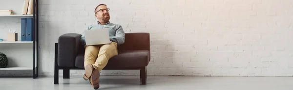 Tiro Panorâmico Empresário Bonito Camisa Segurando Laptop Olhando Para Longe — Fotografia de Stock