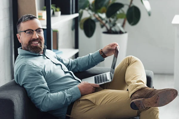 Όμορφος Επιχειρηματίας Πουκάμισο Και Γυαλιά Χρησιμοποιώντας Φορητό Υπολογιστή Στο Γραφείο — Φωτογραφία Αρχείου