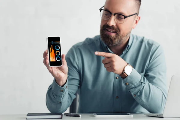 Knappe Zakenman Shirt Wijzend Met Vinger Smartphone Met Grafieken Grafieken — Stockfoto