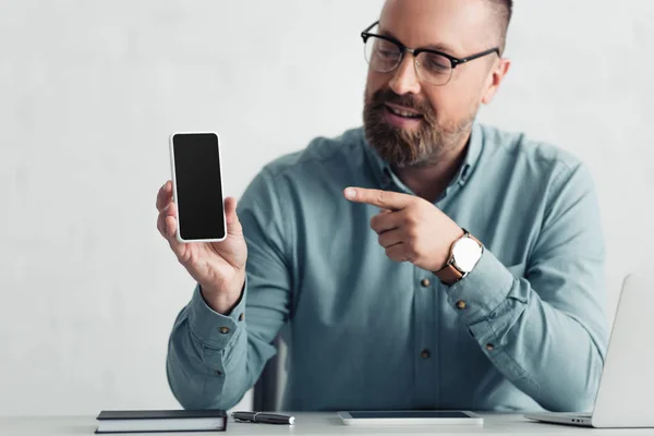 Homem Negócios Bonito Camisa Apontando Com Dedo Para Smartphone Com — Fotografia de Stock