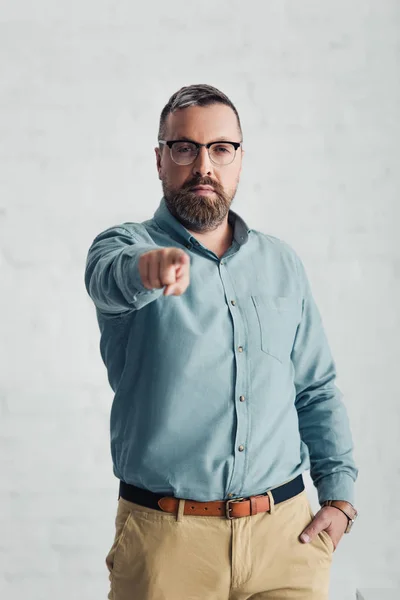 Homem Negócios Bonito Camisa Apontando Com Dedo Olhando Para Câmera — Fotografia de Stock