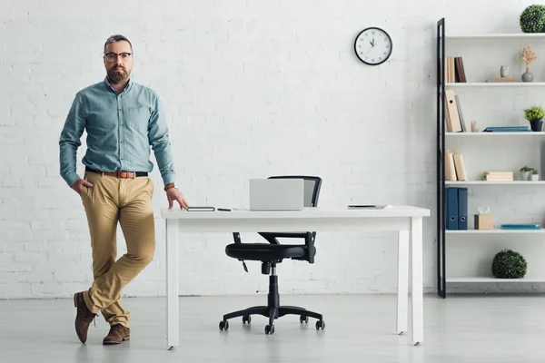 Schöner Mann Hemd Und Brille Schaut Die Kamera — Stockfoto